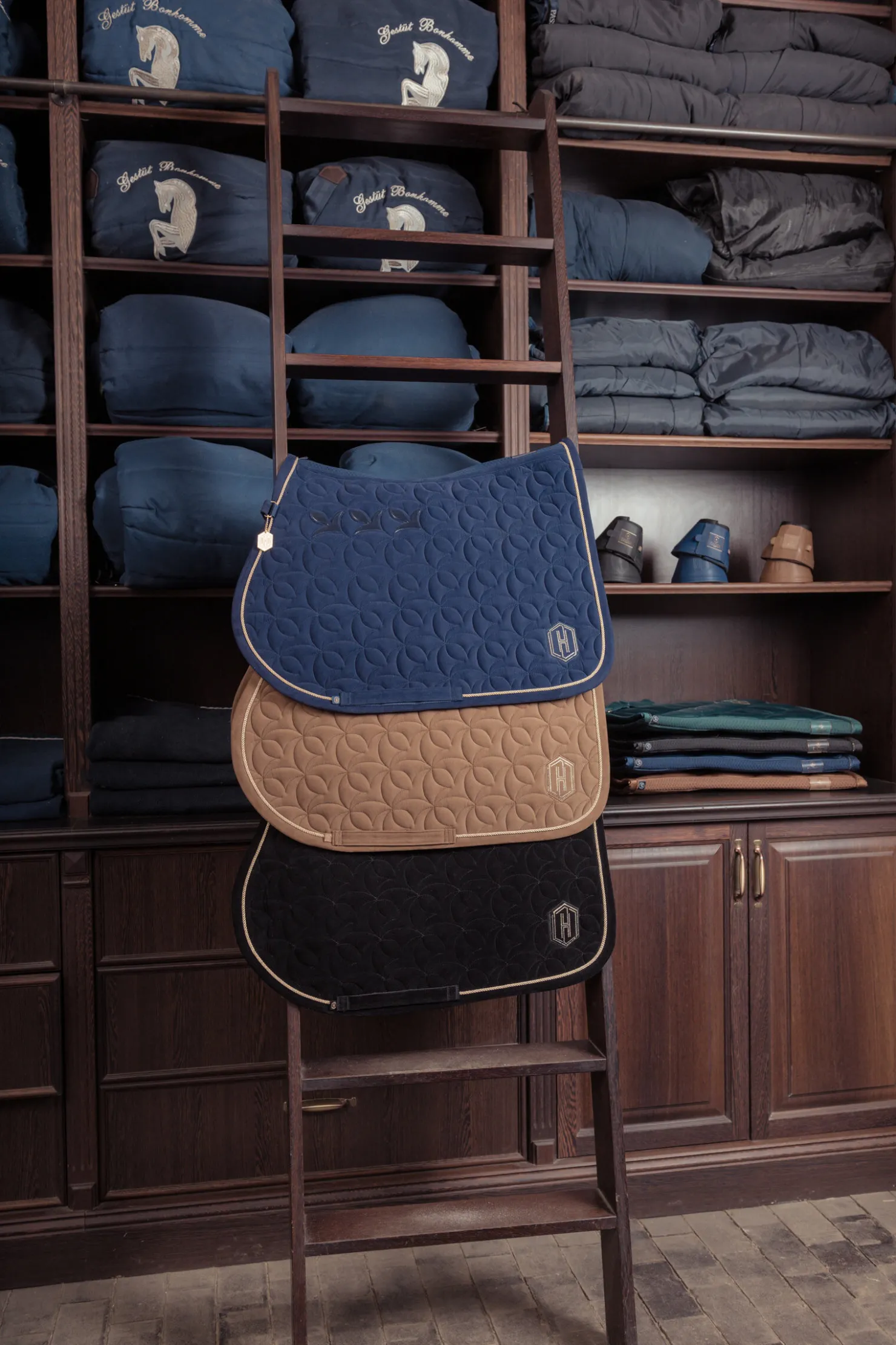 Online eskadron Heritage AW24 Velour Emblem Allroundsjabrak Almond