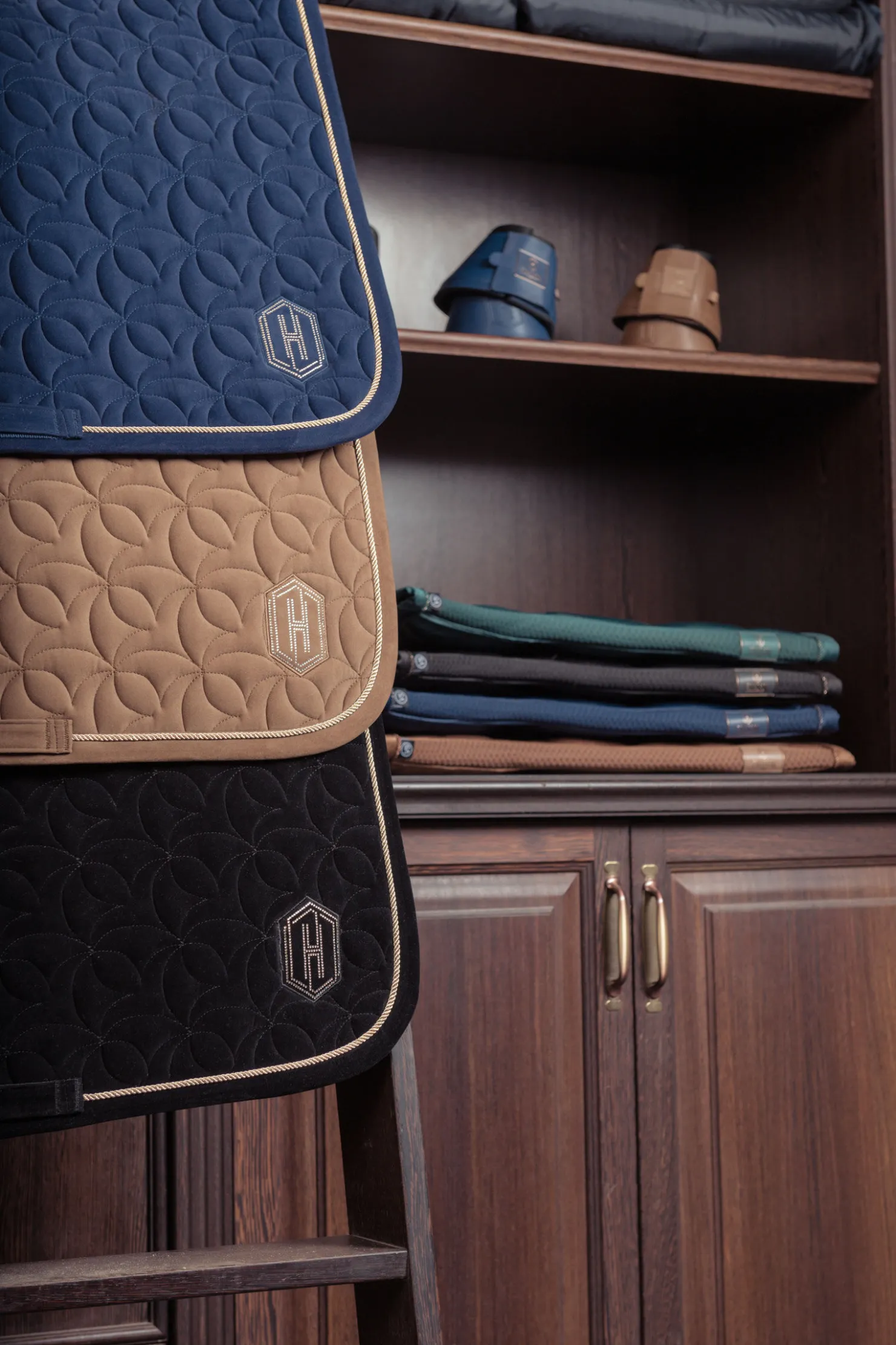 Online eskadron Heritage AW24 Velour Emblem Dressursjabrak Black