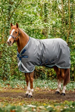 Online horseware Amigo Bravo 12 Plus utedekken med avtakbar hals, 400g Shadow/Navy&BlueHaze