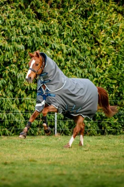 Online horseware Amigo Bravo 12 Plus utedekken med avtakbar hals, 400g Shadow/Navy&BlueHaze