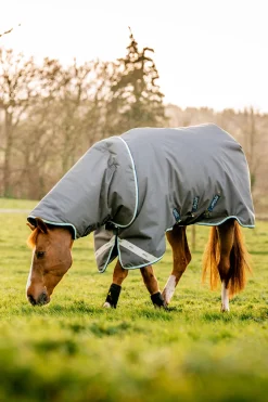 Online horseware Amigo Bravo 12 Plus utedekken med avtakbar hals, 400g Shadow/Navy&BlueHaze