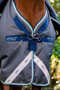 Online horseware Amigo Bravo 12 Plus utedekken med avtakbar hals, 400g Shadow/Navy&BlueHaze