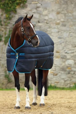 Hot horseware Amigo Insulator Plus Super Stalldekken med avtagbart hals, 550g Navy/ElectricBlue